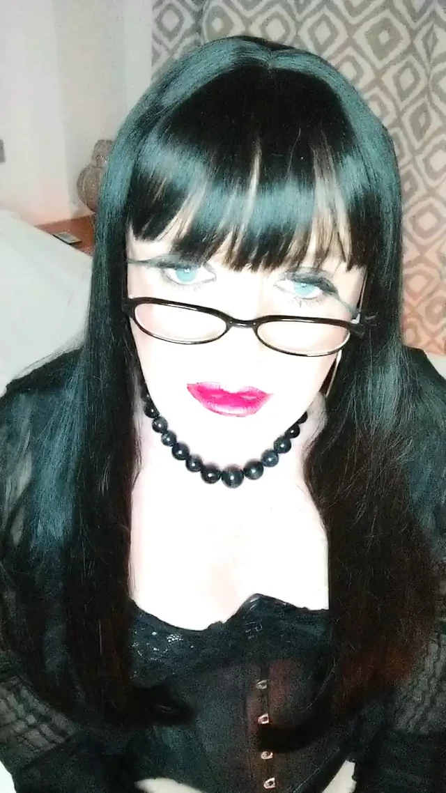 Trans iç çamaşırlı kız