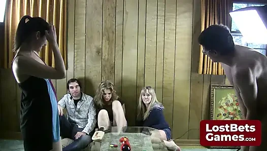 Vahşi ve ateşli striptiz noname oyunu için kendinizi hazırlayın