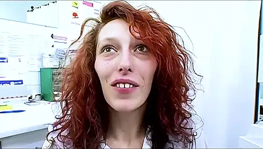 Kızıl saçlı orta yaşlı seksi kadın Dr. Dirty'te mastürbasyon yapıyor