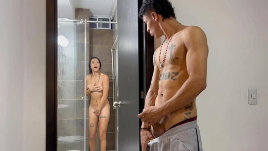 Duşta üvey kız kardeşimi gözetliyorum ve bu fırsatı değerlendirip onu sert sikiyorum