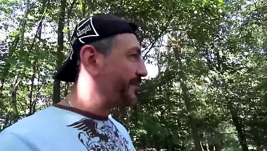 Geile deutsche Hausfrau von 2 Schwaenzen im Wald gefickt