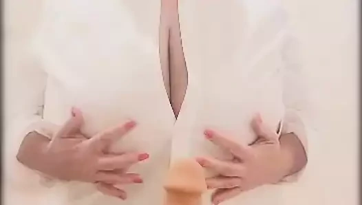 Azgın, büyük memeli anne, bbw bailee inanç, sürmek yapay penis boşalıyor ve yapay penis gelen sularını yalıyor