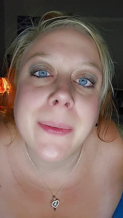 Orta yaşlı seksi kadın fışkırtarak boşalıyor