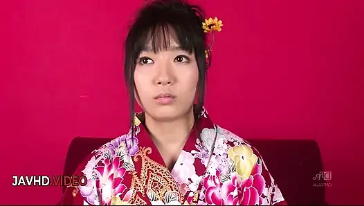 Мокрый тройничок кимоно Chiharu с горячим минетом и кримпаем в конце