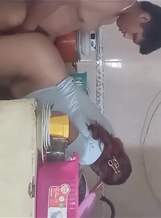 Mutfakta sikini hizmetçiye soktu