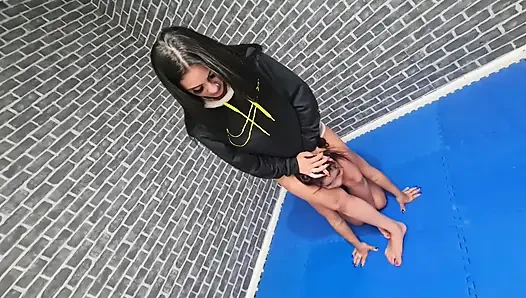 En iyi hatun Alice'in aşırı bacaklarıyla makas dövüşü