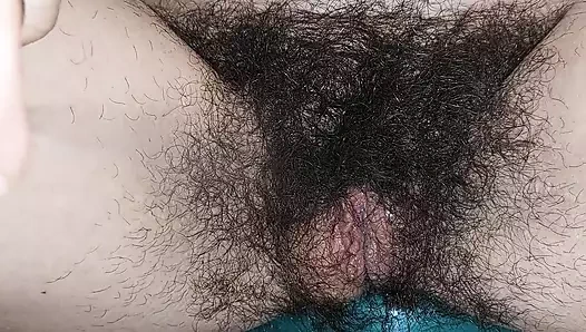 Amatör evli kadın kıllı amcığını parmaklıyor. Ateşli esmer kıllı amcık, kıllı alt, büyük memeler, büyük meme uçları.