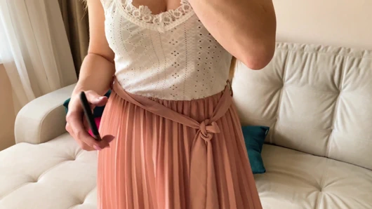 Arkadaşımın annesi beni evine davet etti ve beni küstah bir şekilde sikiyor - konuşmalı Rus amatör