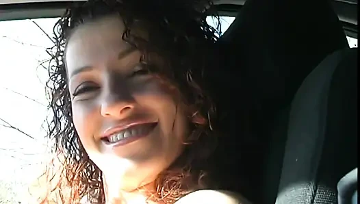 Büyük memeli harika amatör genç kız arabada sıkı amına mastürbasyon yapıyor