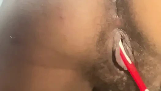 Götüne diş fırçası koydu