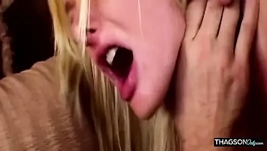 Sarışın orta yaşlı seksi kadının rosebud'ları yoğun anal seksten sonra sarkıyor
