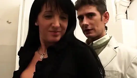 Azgın orta yaşlı seksi kadın azgın banyoda sikişmek için delikanlıyı baştan çıkarıyor