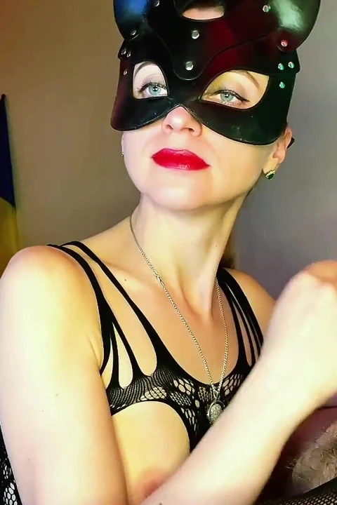 Oxy'nin kırmızı dudakları ve aşırı boğaz sikişi