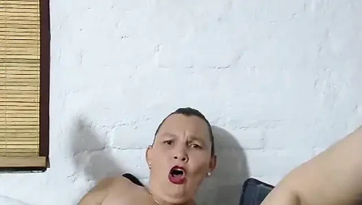 Bekar anne büyük götlü amcığını yapay penisiyle sikiyor