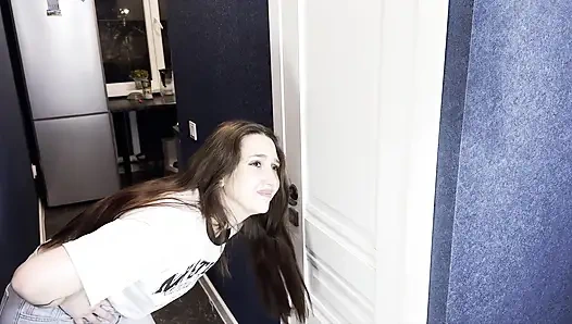 Mein Stiefbruder Hat Die Toilette Geschlossen Und Ich Habe Gepinkelt