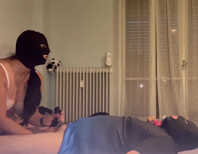 Ayaklarımı Yüzüne Koydum Ve Çorabı Dolduruyorsun