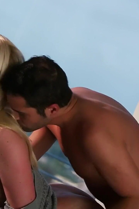 Hatunlar - sarışın zoey paige ateşli domaltmalı seks için sikişmeden önce kris'i ağzına alıyor