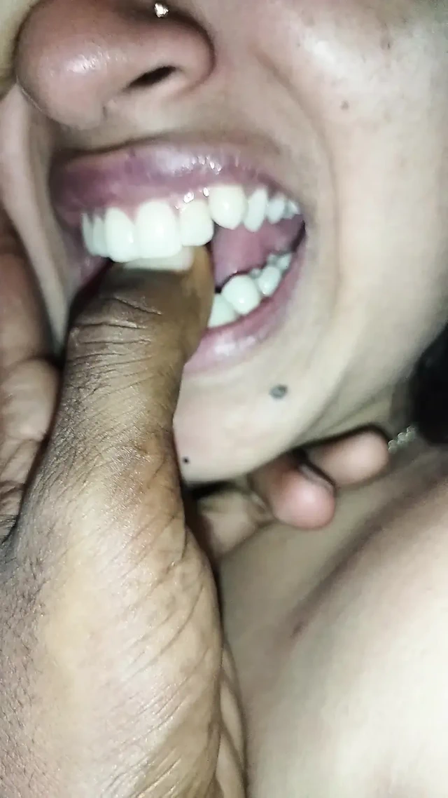 Hintli kız üvey kız kardeşim hızlı bir şekilde sikimi derinden emiyor