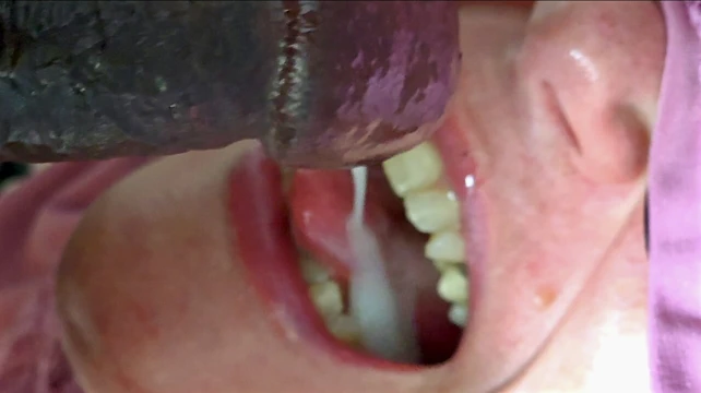Döl yutarken öğürüyor - siyah yarak ağzıma bolca döl boşaltıyor, şişman iri güzel kadın emiyor ve sperm dölünü boşaltıyor