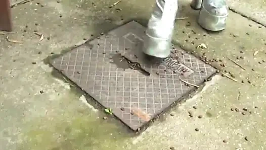 Gümüş yüksek topuklu ayakkabılarla ezme