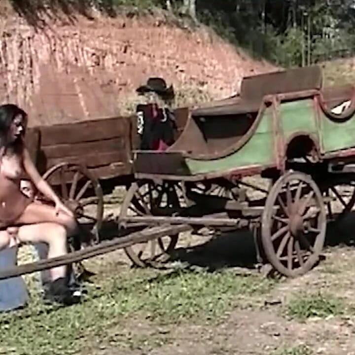 Esmer orta yaşlı seksi kadın açık havada yarağa binmeyi öğreniyor