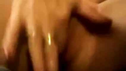 elle se caresse en cam