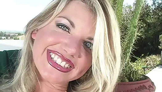 Vicky vette dildos ile bir çift nüfuz alır