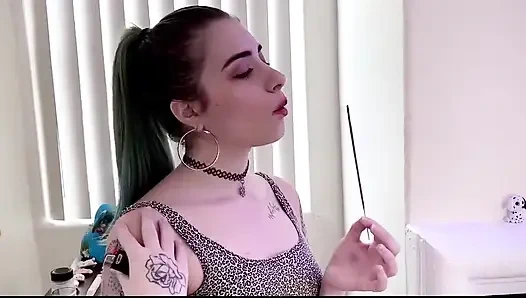 Küçük üvey erkek kardeşime büyü yapıyor