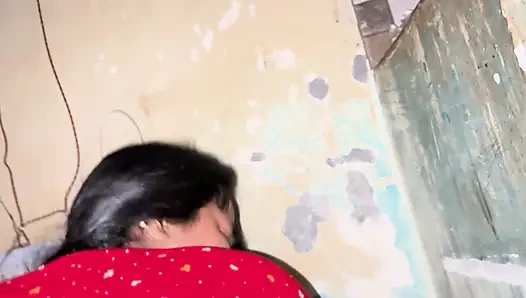 Kırmızı sari giymiş ateşli Hintli karım tam gece vahşi yolculuk için beni baştan çıkardı