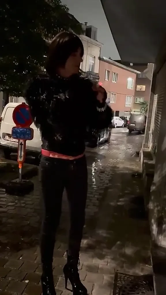 Sokakta sigara içiyor