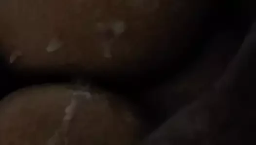 Glaze üzerinde büyük kabarık abanoz göğüsler