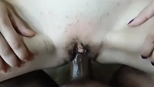 Zenci adam sikini genç beyaz kıza gömüyor.