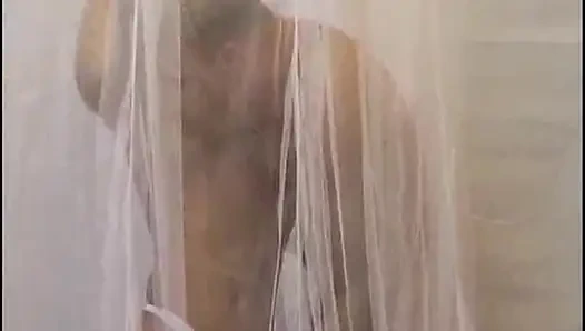 Doğal saçlı sarışın Alman ateşli anne nostaljik olarak paylaşılıyor