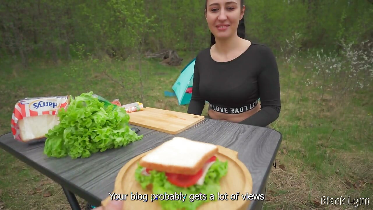 Aç yabancı sandviç karşılığında sikini sağlıyor - bakış açısı