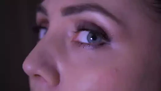 Sağduyulu koca orta yaşlı seksi kadın için işiyor ve götünden sikişiyor.