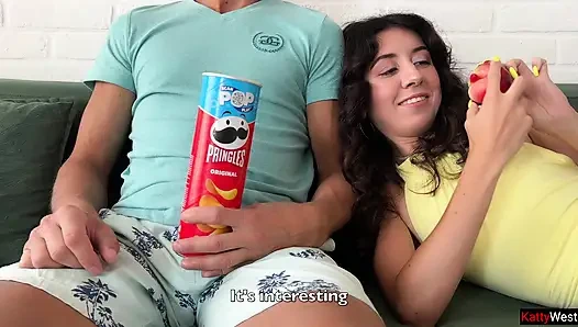 Üvey erkek kardeş film izlerken sert yarağını gösterdi ve ben ona anal seks için götümü teklif ettim