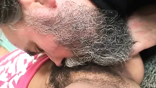 Genç kız yaşlı bir adamın yarağını alıyor