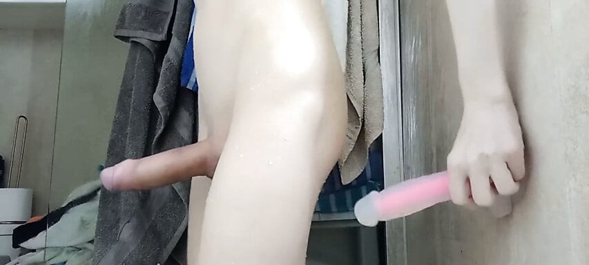 Duşta biraz eğleniyor