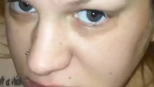 İri güzel kadının yüzüne boşalma