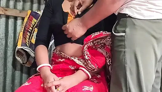 Hintli kadın ve üvey erkek kardeş mutfakta seks yapıyor