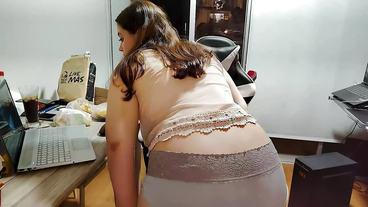 Nicole kendini dolduruyor ve tamamen yağlanıyor