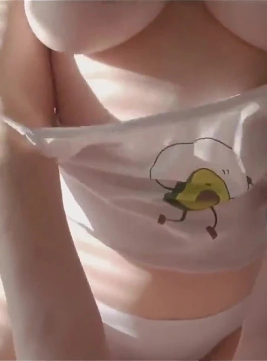Bonitas tetas grandes hermanastra le encanta montar polla dura después de la universidad