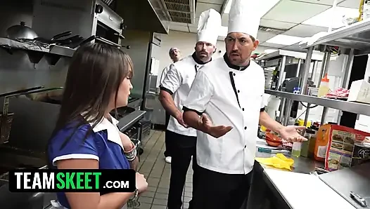 Drobna bunny Fae przyjmuje całą ekipę kuchni w dzikiej restauracji gangbang