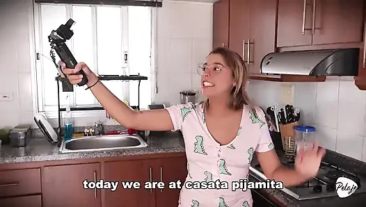 Hizmetçi sebzeleri sikiyor. Mutfakta boşalıyor.