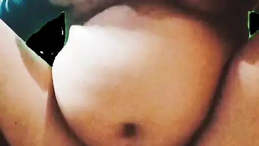Bhabhi ji est vue dans un look très sexy et est devenue nue, elle masse un grand lait, prête à être très sexy
