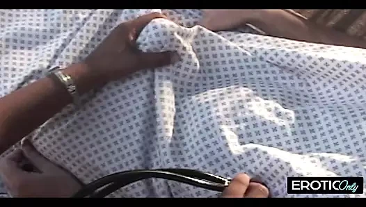 Deutsche Freundin verführt in der Sauna