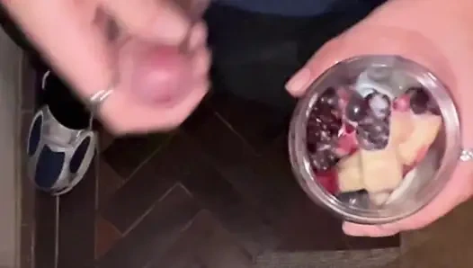 Anon kardeş smoothie'sine boşalmaya ve içmeye cesaret etti