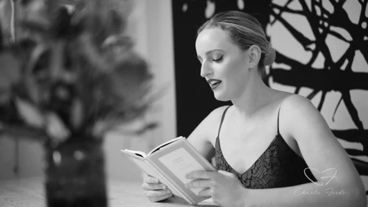 Amber Moore Charlie Forde'un okuması gibi amcığını yiyor!