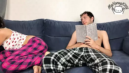 Üvey kardeş gizlice üvey kardeşine mastürbasyon, ama onu yakaladı! aynı anda boşalırlar