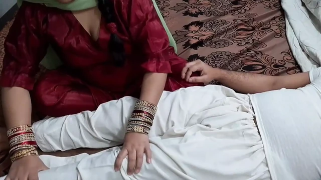 Evde kimse yokken kayınpeder gelinini sikiyor